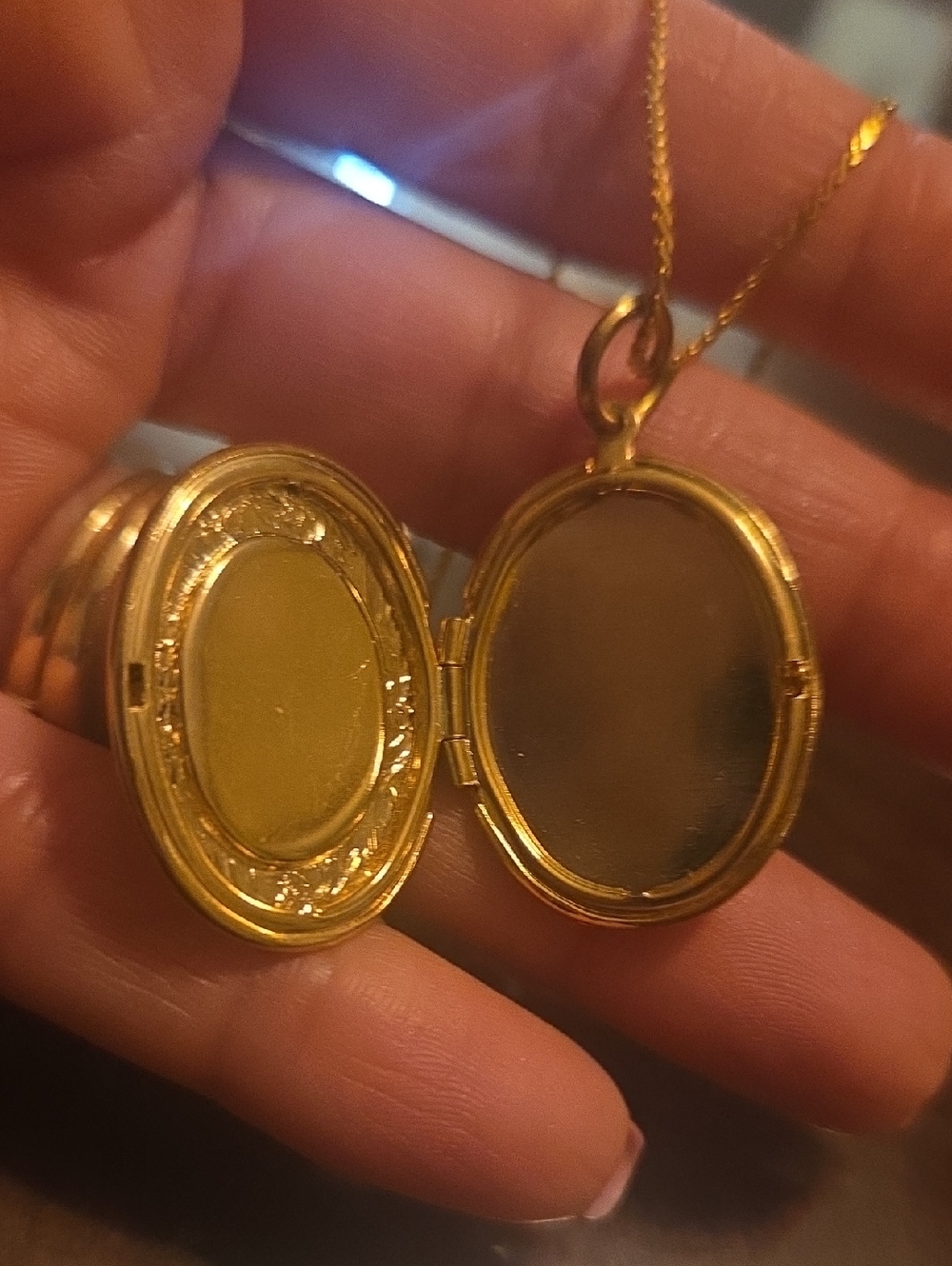 Gold-Tone Oval Pearl Locket Pendant Necklace - Elegant Women’s Jewelry - Picture 5 of 7